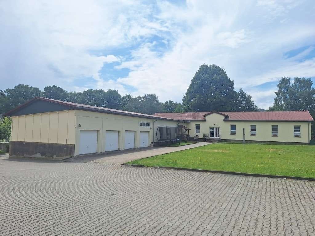 Immobilie in Schirgiswalde-Kirschau - Kapitalanlage mit Entwicklungspotenzial – Mehrfamilienhaus mit 5 Wohnungen, Garagen und großem Gr - Bild 0