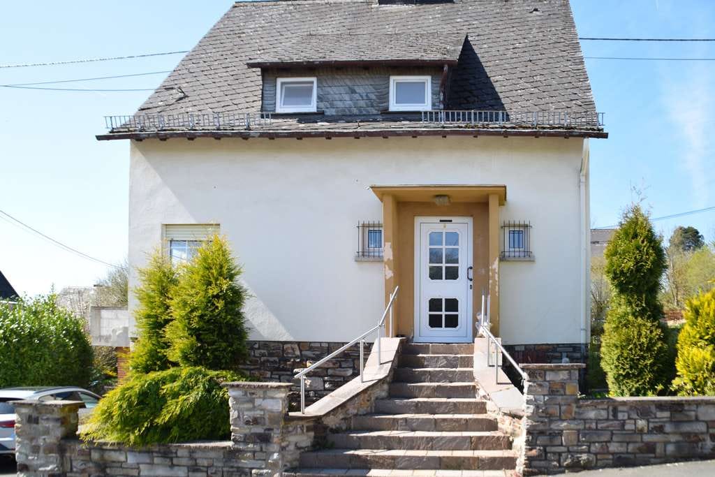 Immobilie in Ransbach-Baumbach - Einfamilienhaus mit großem Grundstück (713 m²) in begehrter Lage von Ransbach-Baumbach! - Bild 2