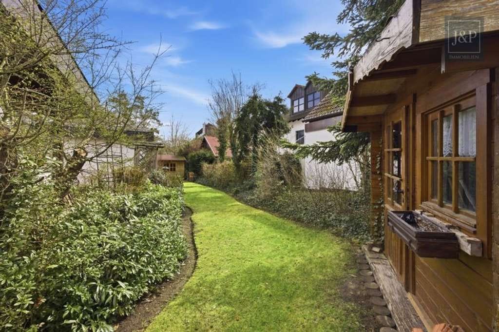 Immobilie in Oberreichenbach - Zeitlose Eleganz der 70er: weitläufiger Bungalow mit Windergarten-Oase und offenem Kamin - Bild 3