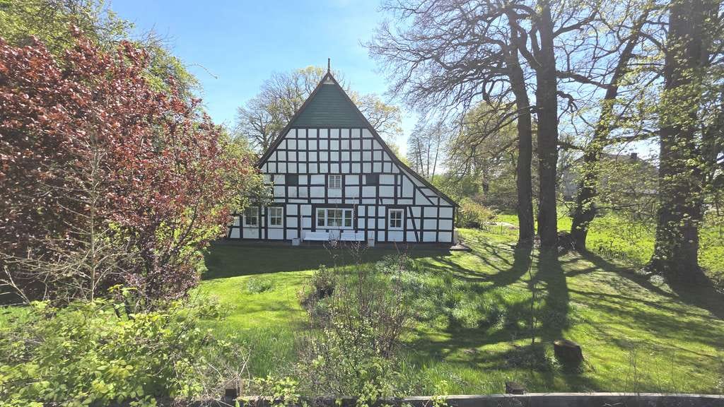 Immobilie in Hüllhorst - Ostwestfälisches Ständerhaus mit 17.700 m² Traumgrundstück - Bild 1