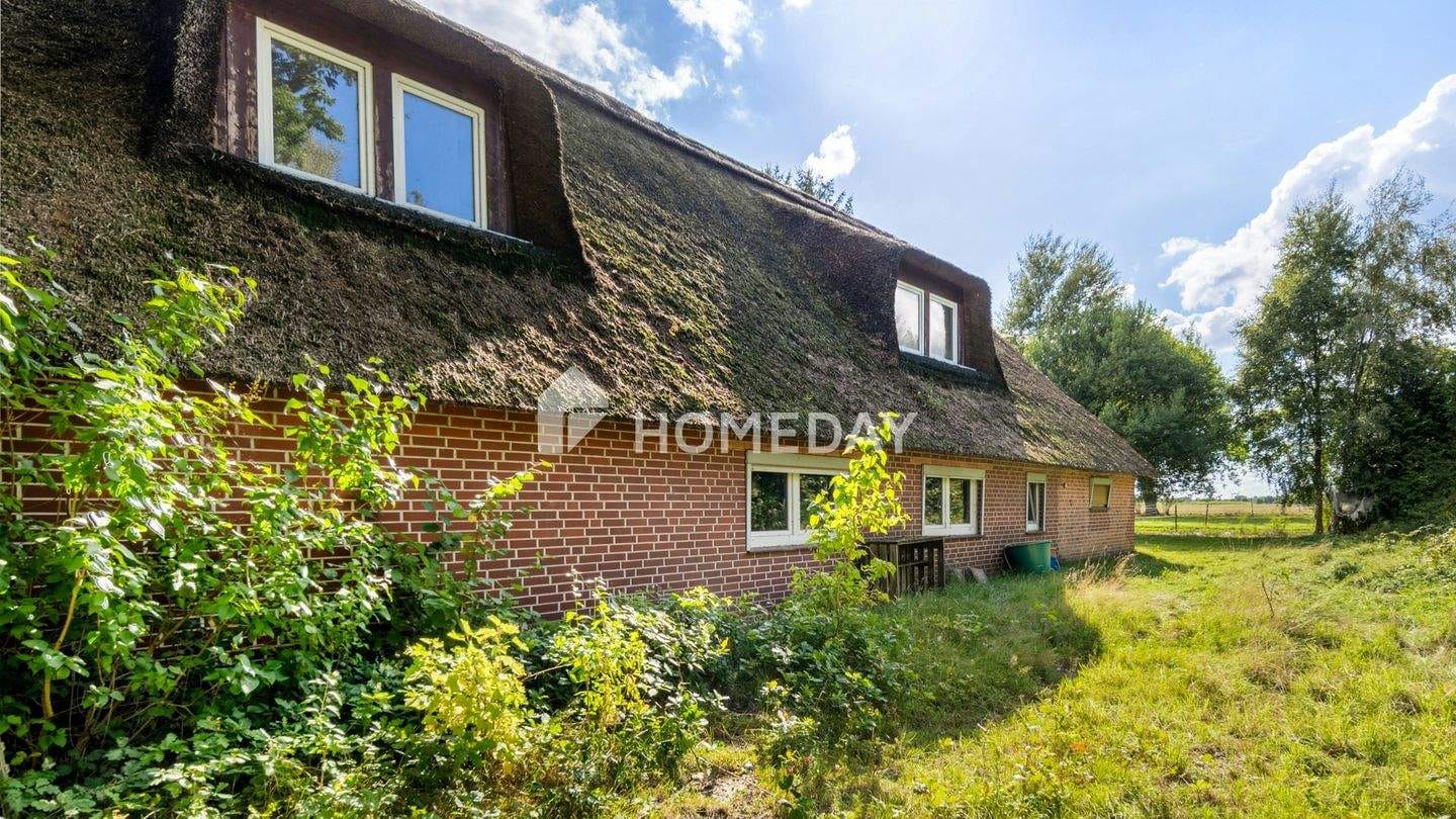 Immobilie in Vollersode - Charakterhaus unter Reet mit großem Garten - Bild 3