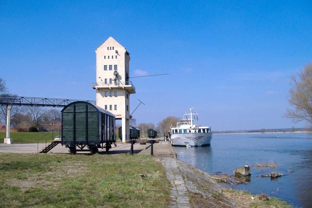 Immobilie in Letschin - Außergewöhnliche Gastro- & Eventlocation mit Ferienwohnung direkt an der Oder - Bild 1