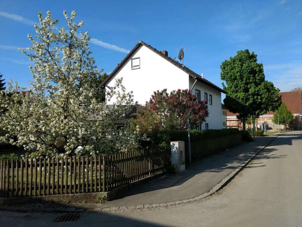 Immobilie in Adelshofen - Freistehendes Einfamilienhaus mit separater Einliegerwohnung - Bild 1