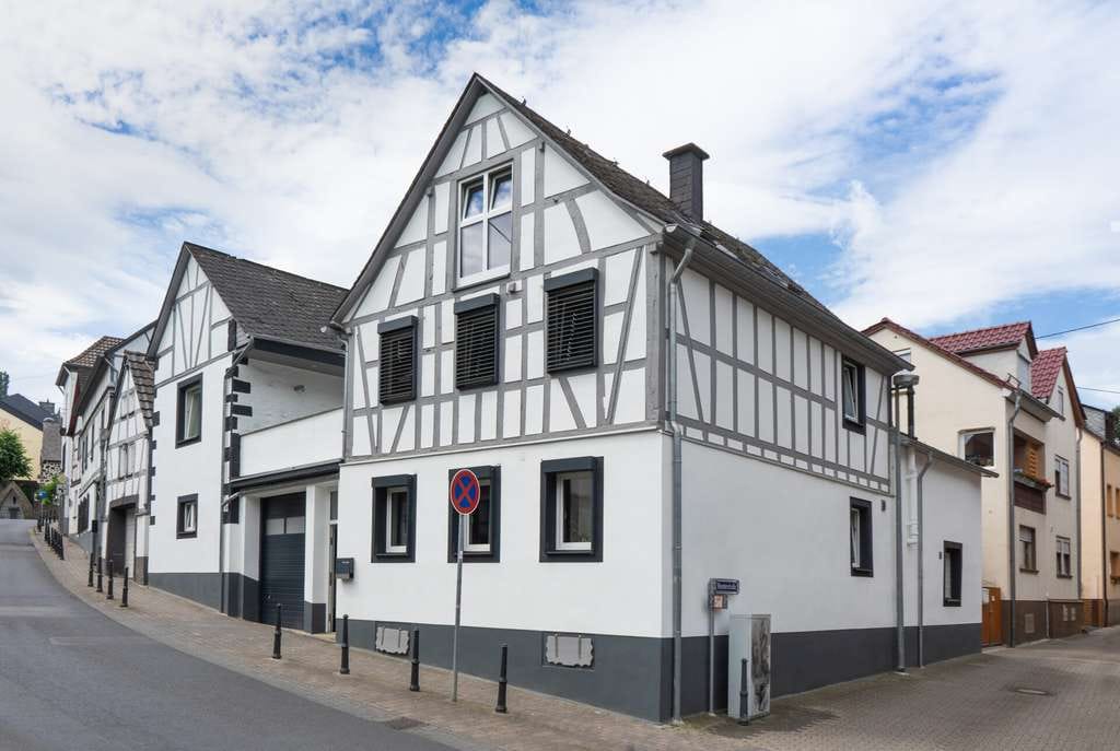 Immobilie in Mülheim-Kärlich - Historischer-kernsanierter Bauernhof -sehr modern gestaltet - für vielfältige Nutzungsmöglichkeiten - Bild 0
