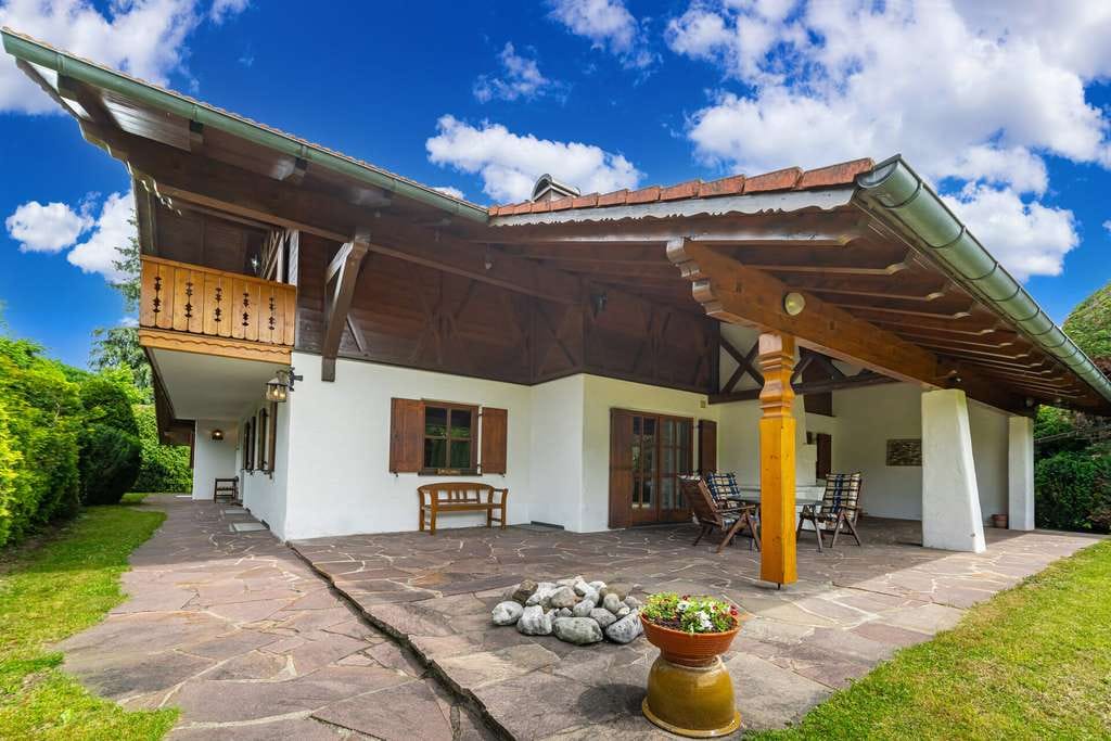 Immobilie in Straßlach-Dingharting - Landhausidylle im Grünen - freistehendes Einfamilienhaus mit viel Platz und Liebe zum Detail - Bild 0