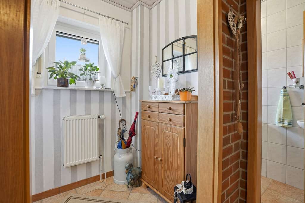 Immobilie in Wirdum - Tolles Anwesen mit Einliegerwohnung -
Anpruchsvolles Wohnen in bester Lage - Bild 2