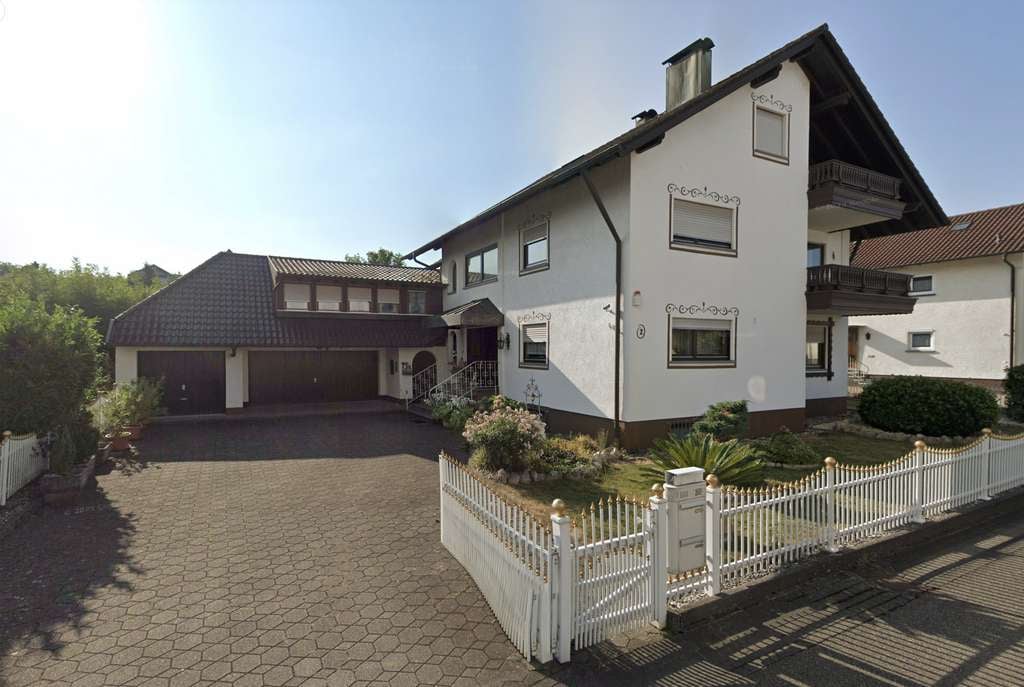 Immobilie in Achern - Attraktives Mehrfamilienhaus mit 4 Wohnungen und idyllischem Garten in ruhiger, begehrter Lage. - Bild 0