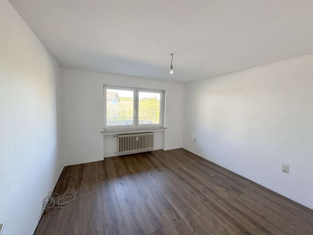 Immobilie in Essenbach - Zweifamilienhaus mit Nebengebäude und drei Garagen in Oberröhrenbach, Gemeinde Essenbach - Bild 2