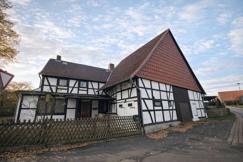 Immobilie in Elze - Die "alte Schmiede" – charaktervolles Fachwerkhaus mit großem Grundstück - Bild 1