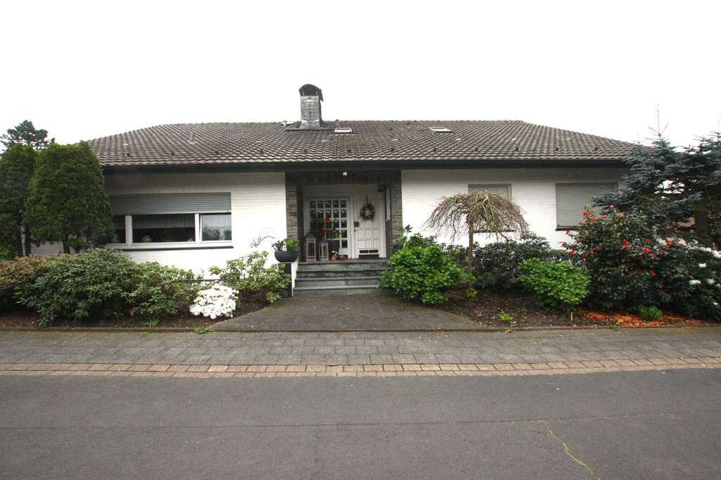 Immobilie in Nettetal - Einfamilienhaus mit 100m² Einliegerwohnung - Bild 0