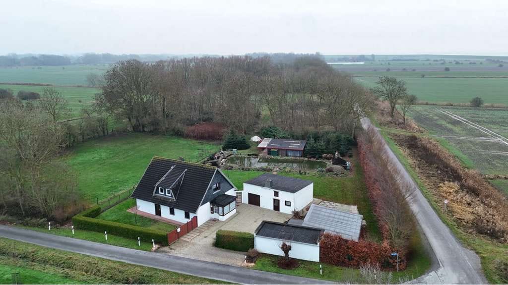 Immobilie in Wurster Nordseeküste - Freistehendes Einfamilienhaus hinter dem Deich – mit großem Grundstück und viel Potenzial - Bild 1