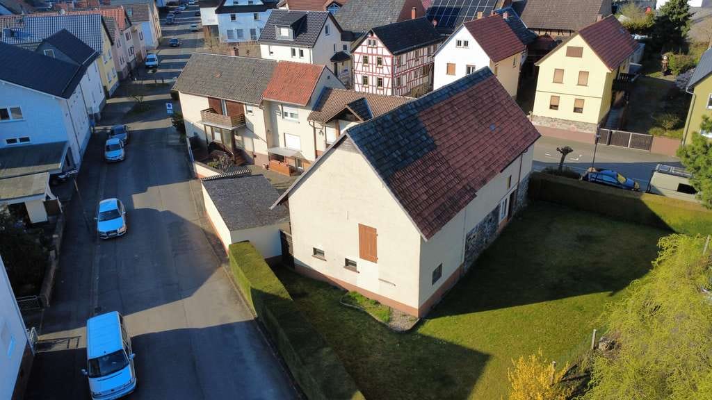 Immobilie in Fernwald - Einfamilienhaus mit großzügigem Grundstück, Hof und Scheune in Fernwald-Steinbach - Bild 1