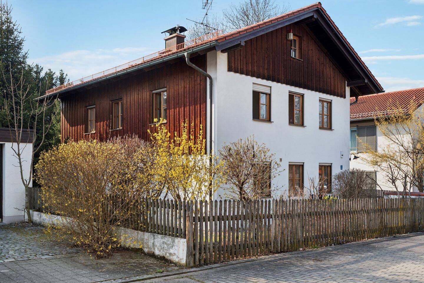 Immobilie in Zorneding - Geräumiges, frei stehendes Einfamilien-Haus im  Landhaus-Stil - Bild 1