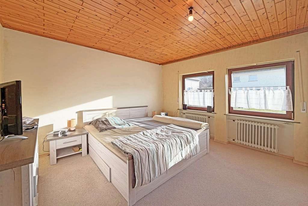 Immobilie in Morbach - Hinzerath: EFH mit Garage und schönem Garten in Ortsrandlage und Blick auf den historischen Bahnhof! - Bild 4
