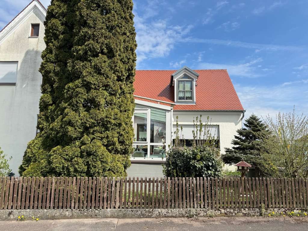 Immobilie in Donauwörth - Wohnen mit Möglichkeiten: Zweifamilienhaus mit Charme, Wintergarten und flexibler Nutzung - Bild 1