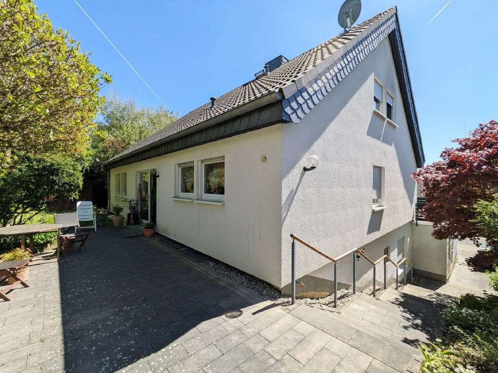Immobilie in Taunusstein - Freistehendes 1-2 Familienhaus mit sonniger Süd-Terrasse - Bild 2