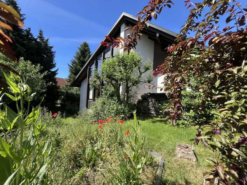 Immobilie in Königsfeld im Schwarzwald - Naturverbundenes Wohnkunstwerk: Architektenhaus mit Naturbaumstamm-Galerie, ELW und Traumgarten! - Bild 4