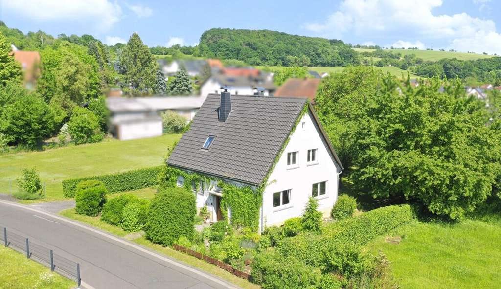 Immobilie in Geiselbach - Idyllisches Einfamilienhaus mit zweitem Baugrundstück in Geiselbach - Bild 0