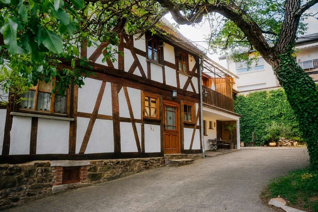 Immobilie in Hohenahr - Liebevoll restaurierte Hofreite mit historischem Fachwerkcharme und idyllischem Innenhof - Bild 1