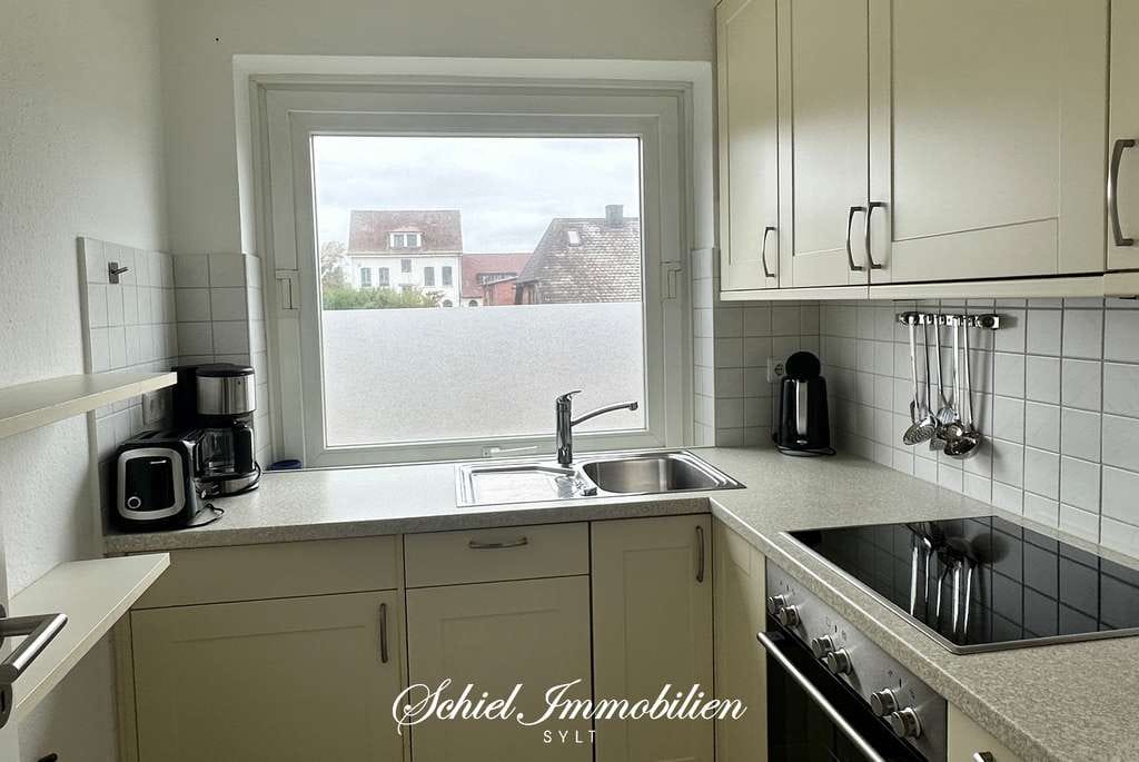Immobilie in Wenningstedt-Braderup (Sylt) - Modernisierte 2-Zimmer-Ferienwohnung mit  sonnigem Westbalkon, Weitblick und Pkw-Stellplatz - Bild 3