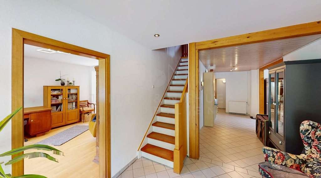 Immobilie in Leopoldshöhe - Familienparadies in Leopoldshöhe – Einfamilienhaus mit Dachterrasse & Traumgarten - Bild 2