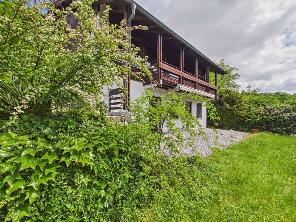 Immobilie in Steinach - Wohnen über der Donauebene. Besonderes Architektenhaus in Hanglage mit Kamin, Garten & Weitblick - Bild 0