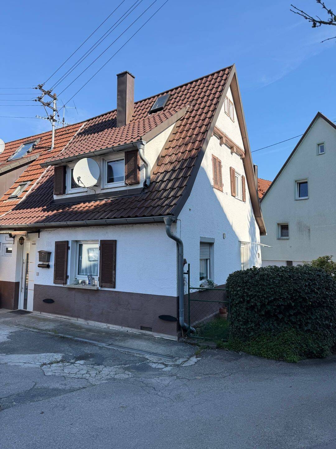 Immobilie in Waiblingen - * Waiblingen-Bittenfeld: Renovierungsbedürftiges Einfamilienhaus (DHH) mit kleinem Garten * - Bild 0