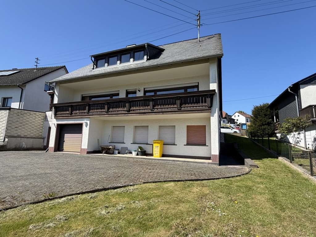 Immobilie in Hardt - Großzügiges Ein-/ Zweifamilienhaus mit großem, sonnigen Grundstück und zwei Garagen! - Bild 3