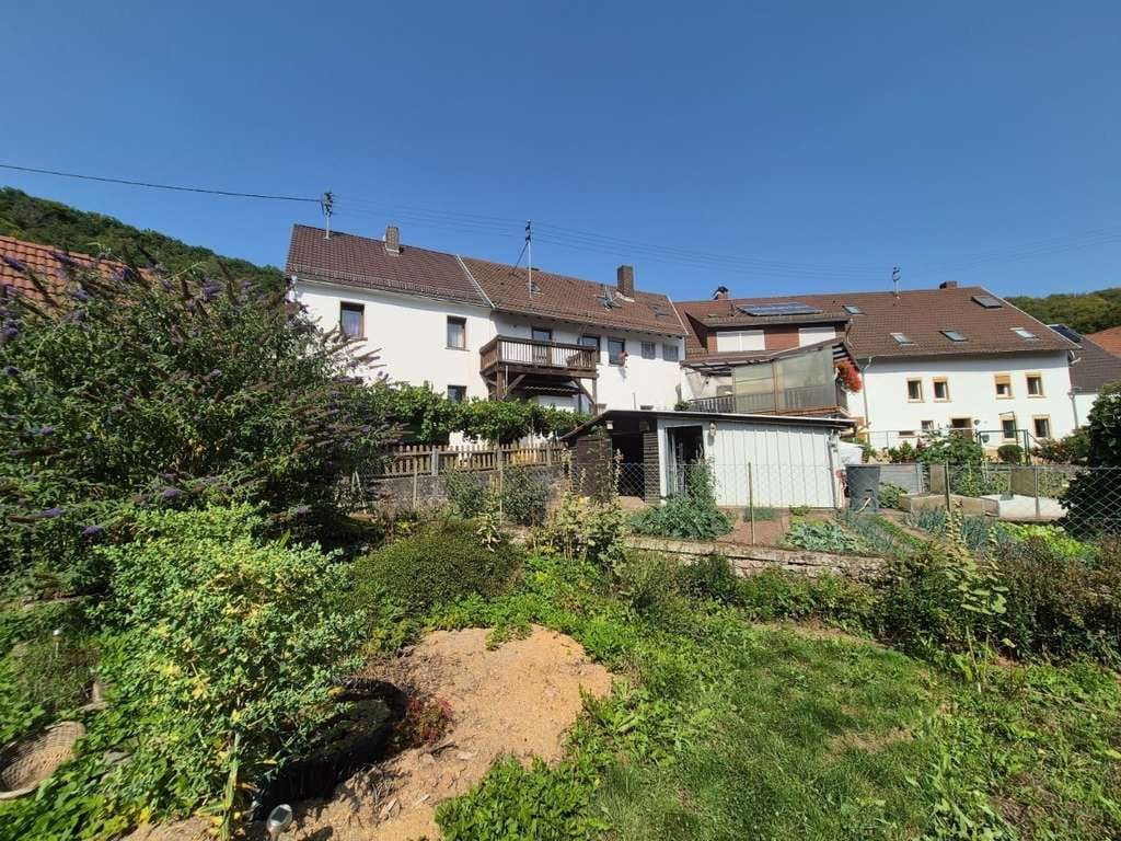 Immobilie in Bosenbach - Geräumiges Zweifamilienhaus mit Gewerbe, vielen Stellplätzen und idyllischem Garten in Friedelhausen - Bild 2