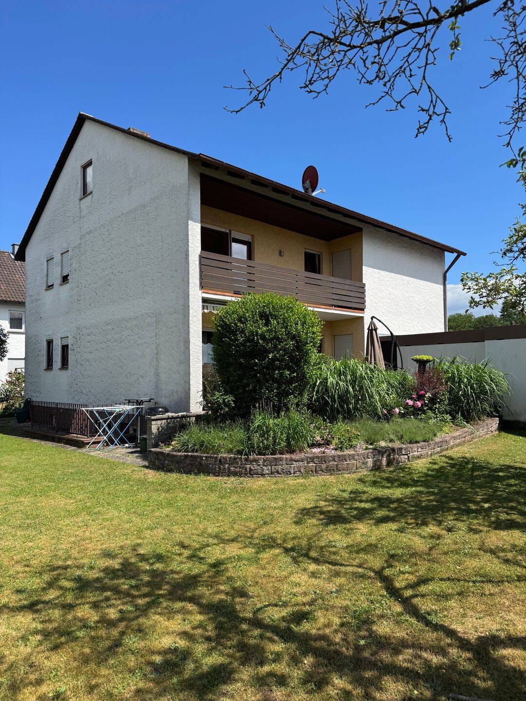 Immobilie in Heideck -  Großes, gepflegtes Ein- bis Zweifamilienhaus in Heideck mit 3 Garagen - Bild 1