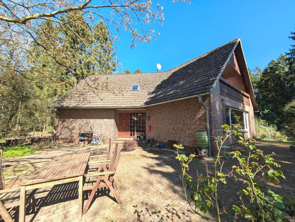 Immobilie in Sauensiek - Schick mit Knick!
Großes Einfamilienhaus mit Vollkeller auf fast 2000 m² im Grünen - Bild 0