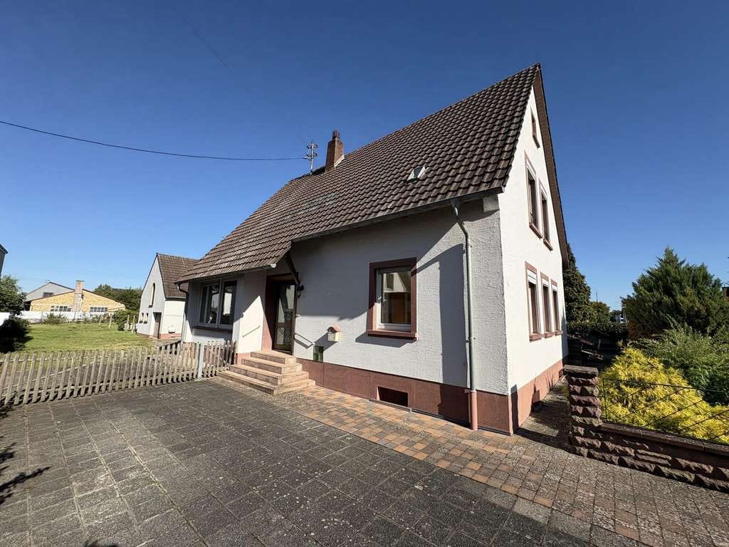 Immobilie in Kuhardt - Haus mit Erweiterungspotential auf großem Grundstück! - Bild 1