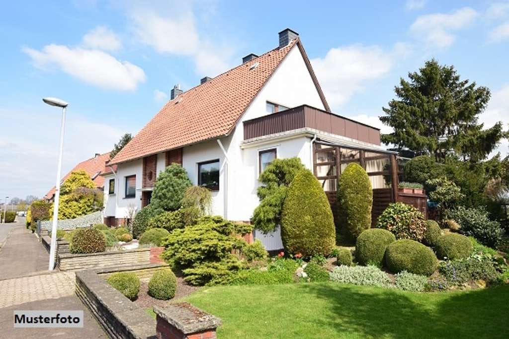 Immobilie in Sulzheim - 2-Familienhaus mit Garage - vielseitig nutzbar - Bild 0
