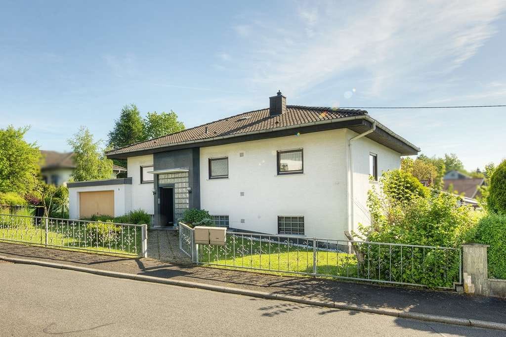Immobilie in Rennerod - Wohnen mit Freiraum und Perspektive - charmantes Zweifamilienhaus mit Garten und Blick über Rennerod - Bild 0