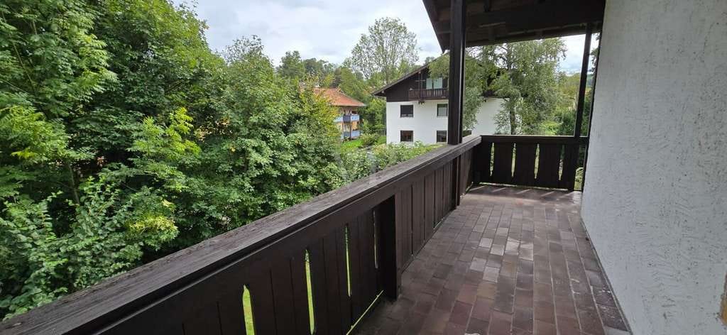 Immobilie in Chiemsee - Renovierungsbedürftige 2,5-Zimmer-Wohnung mit großem Balkon und Tiefgaragenstellplatz - Bild 2