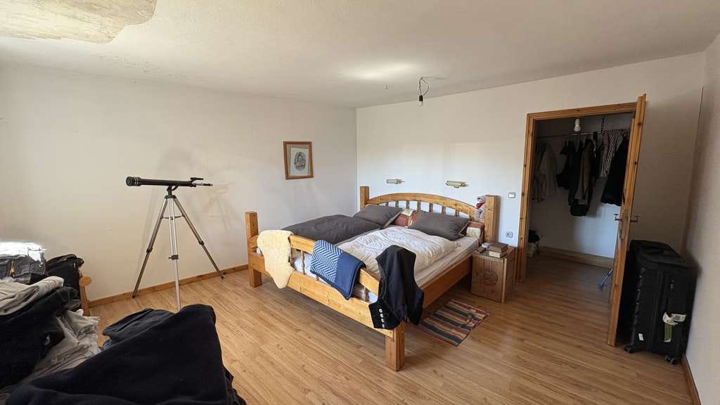Immobilie in Königsee - Ehemaliger Bauernhof mit großem Grundstück, Scheune, PV-Anlage und Waldflächen  - Bild 3
