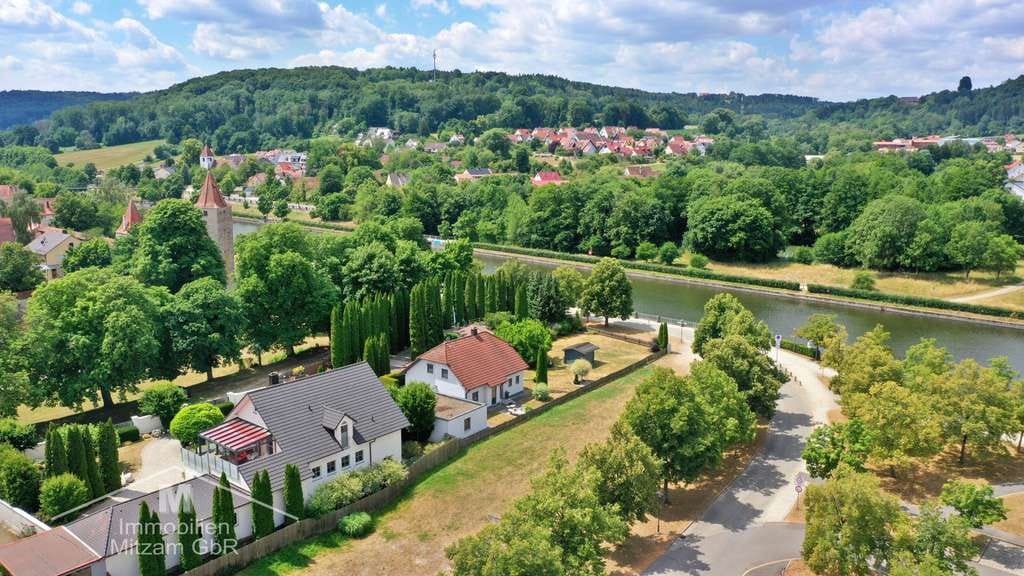 Immobilie in Berching - Unverbaubares Wohndomizil mit Doppelgarage in einmaliger Lage direkt am Main-Donau-Kanal - Bild 1