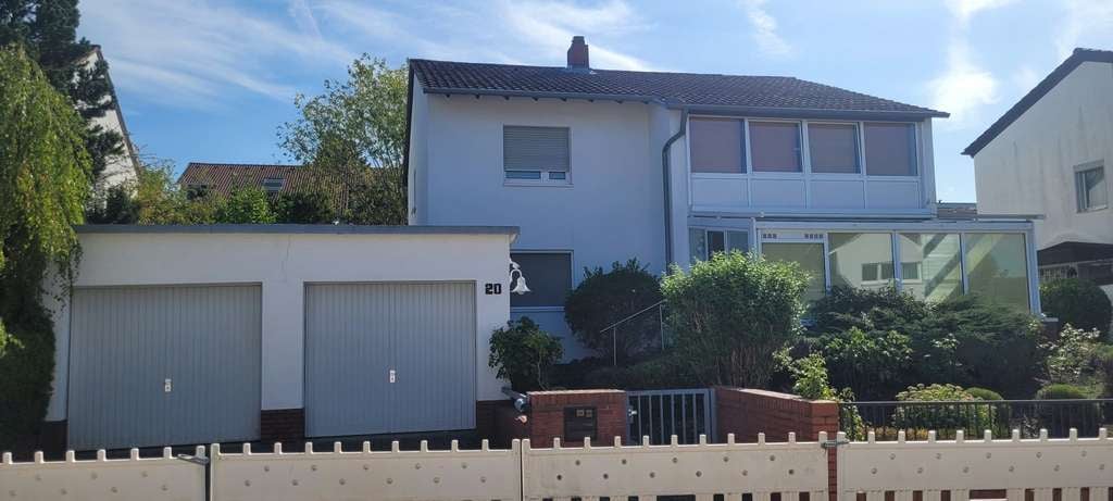 Immobilie in Liederbach - Zweifamilienhaus mit 2 Garagen und schönem Garten-wohnen vor den Toren Frankfurts und des Taunus - Bild 1