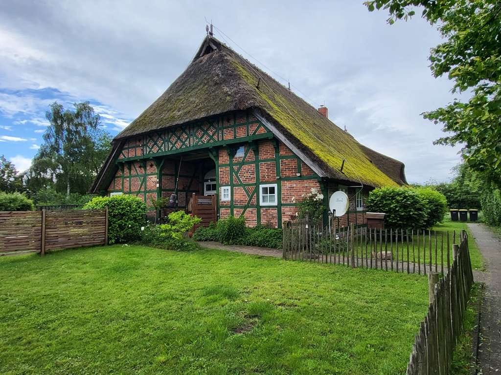 Immobilie in Lübeck - Historisches Fachwerkhaus mit Reetdach (4 WE+Carport) auf 4.681 m² Grundstück - Bild 3