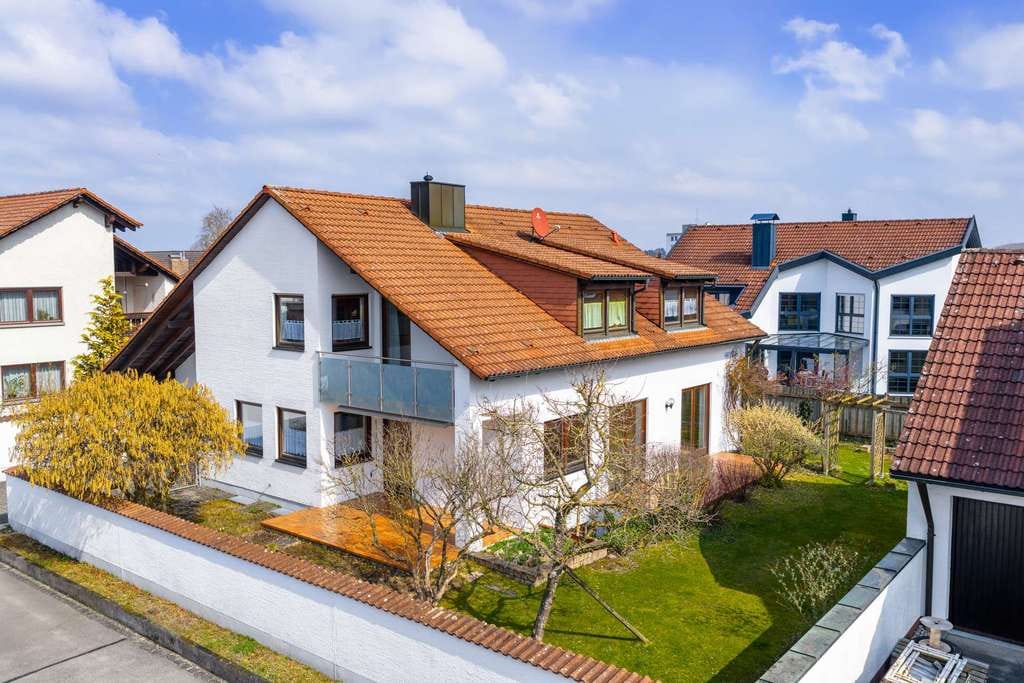 Immobilie in Kissing - Gepflegtes 2-Familienhaus mit großem Garten in ruhiger Lage von Kissing! - Bild 0