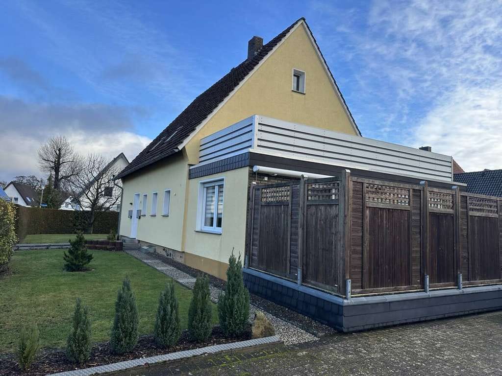 Immobilie in Borgholzhausen - Attraktives 2-Familienhaus mit Traumgrundstück und Garage in Borgholzhausen-Westbarthausen - Bild 0