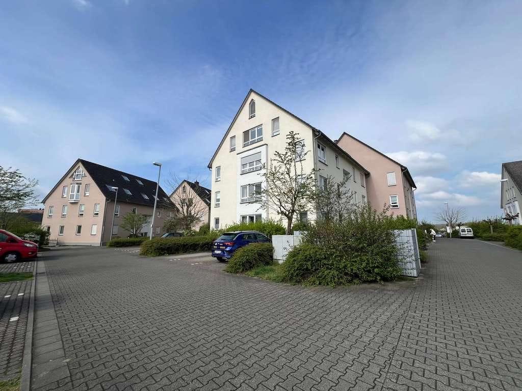 Immobilie in Gelnhausen - Gepflegte 3-Zimmer-Maisonettewohnung im Dachgeschoß mit Balkon und Fernblick - Bild 1