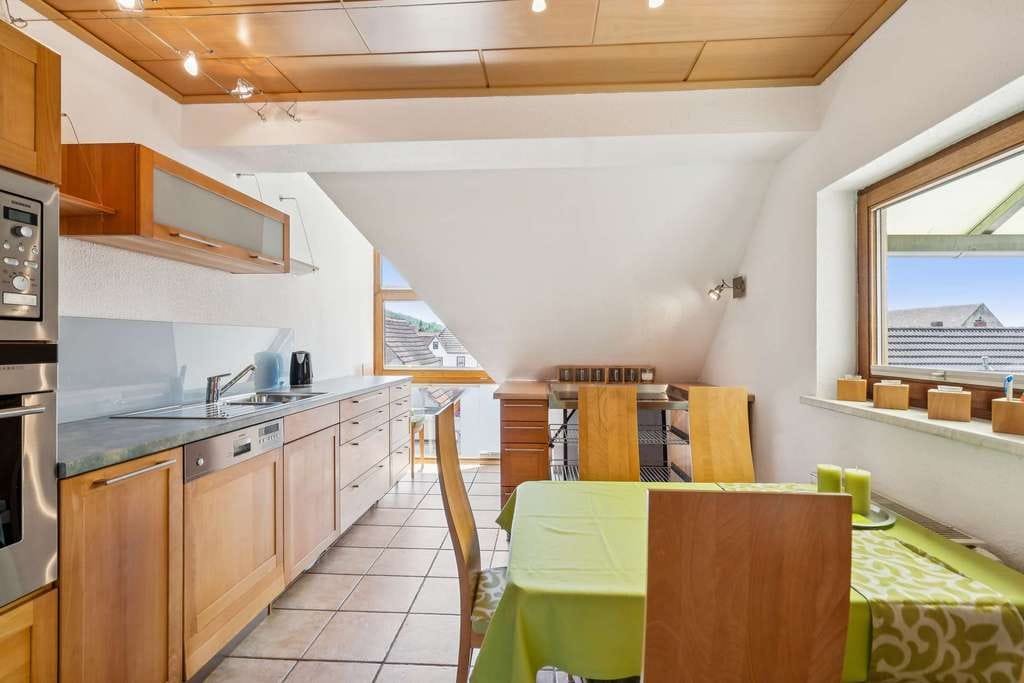 Immobilie in Laudenbach - Charmante Dachgeschosswohnung mit überdachtem Südbalkon und traumhafter Aussicht in Laudenbach - Bild 4