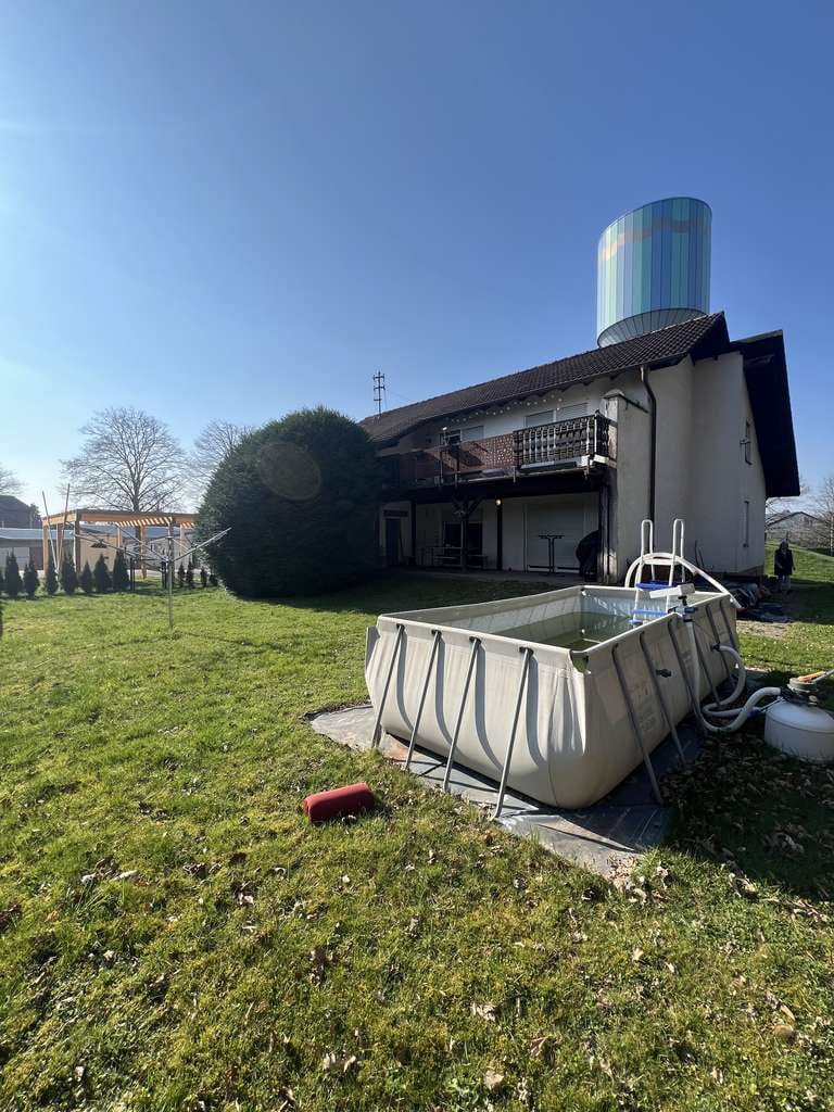 Immobilie in Höheinöd - Gepflegtes Haus mit zwei Wohneinheiten und attraktiver Vermietungssituation - Bild 0