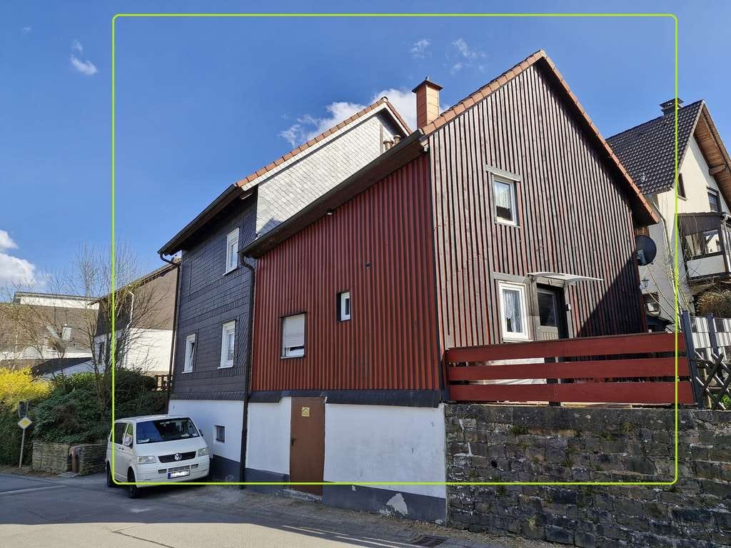 Immobilie in Wiehl - Wiehl: frei verfügbares Zweifamilienhaus mit geräumiger Schrauber-Doppelgarage - Bild 1