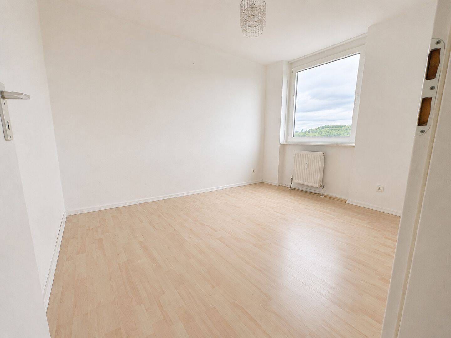 Immobilie in Taunusstein - Wohnen über den Dächern von Taunusstein - Lichtdurchflutete 4 Zimmer mit Balkon - Bild 2