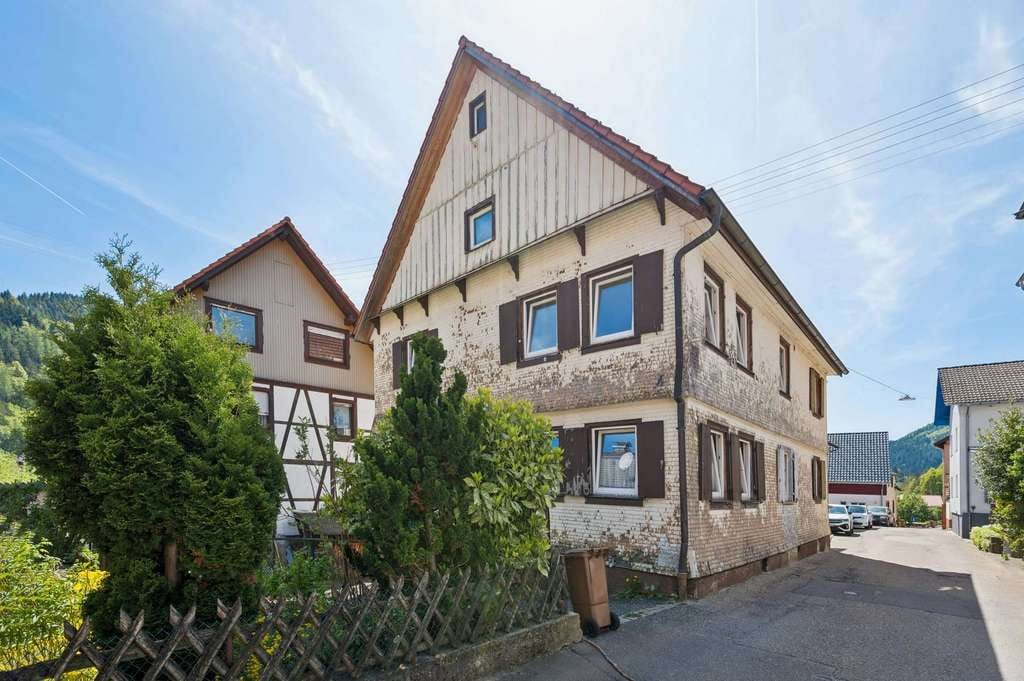Immobilie in Forbach - Renovierungsbedürftiges 2-Familienhaus mit großem Garten und Ausbaupotenzial in Forbach - Bild 1