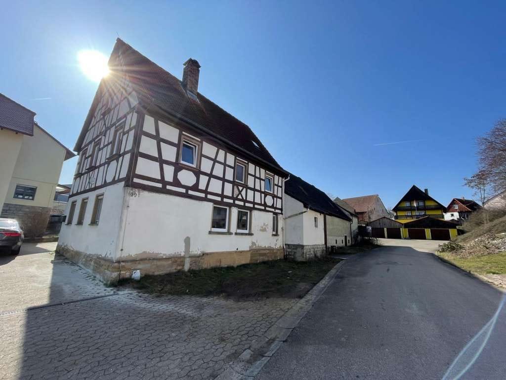 Immobilie in Uffenheim - *Vielseitige Hofstelle mit zwei Wohnhäusern, Scheune  15 kWp PV-Anlage* - Bild 2