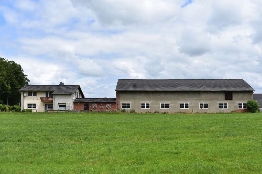 Immobilie in Bilshausen - Wohnhaus mit massiven Stallungen auf 1,3ha Grundstück - Bild 1