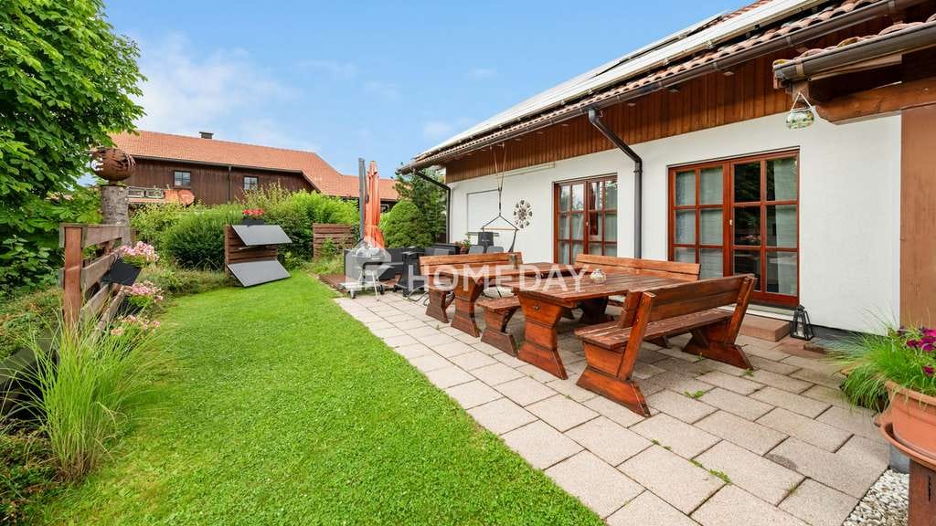Immobilie in Missen-Wilhams - Attraktives Mehrfamilienhaus mit drei Wohneinheiten, PV-Anlage und idyllischem Garten - Bild 0